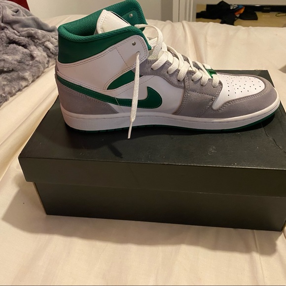 Jordan one mid SE